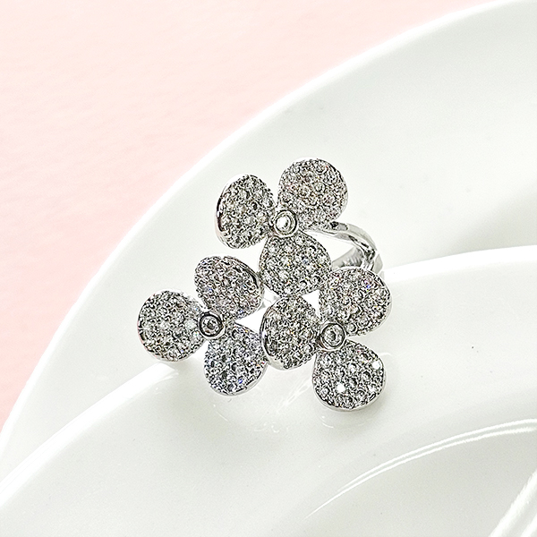 【SELECT】上品ビジューの3輪お花リング
